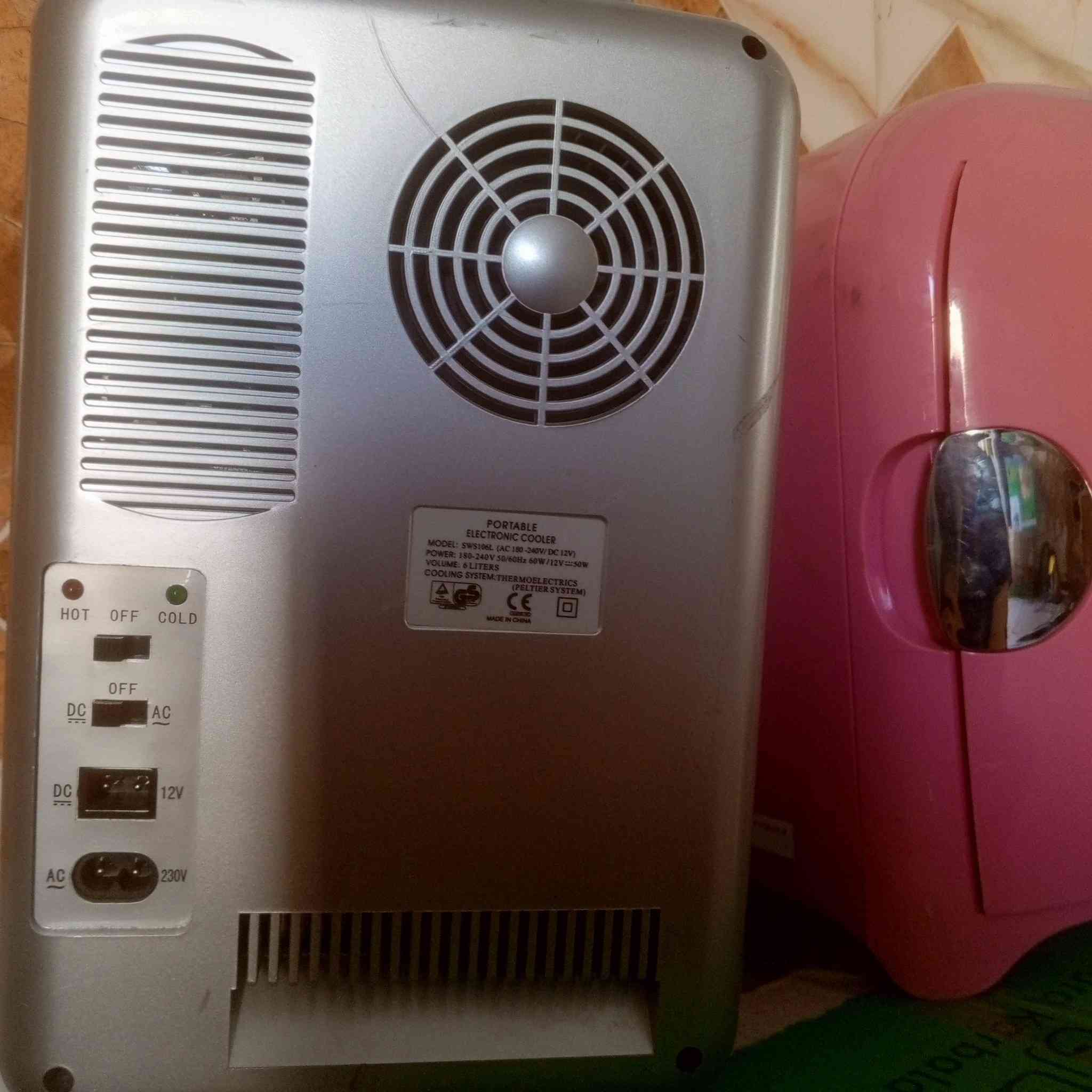 ثلاجه حجم صغير مناسبة لتبريد المشروبات، الوجبات الخفيفة، أو مستحضرات التجميل.
 لا تشغل مساحة كبيرة، مما يجعلها مثالية للمكتب، السيارة، أو غرف النوم.
القطعه (٢٥ )


**إذا كنت صاحب هذا الإعلان وتريد حذفه لأي سبب، رجاءا أرسل رسالة إلى الدعم الفني**