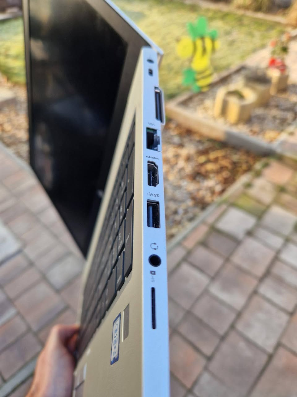 💼 HP EliteBook 850 G5 – هيكل معدني أنيق وخفيف | شاشة 15.6 إنچ
✨ خيار ممتاز للدراسة، الأعمال المكتبية، وإدارة المهام اليومية بكفاءة عالية
━━━━━━━━━━━━━━━━━━
📌 المواصفات الأساسية:

الموديل: HP EliteBook 850 G5
الفئة: EliteBook (هيكل معدني أنيق وسوبر سلم)
المعالج: Intel Core i5-8200U – الجيل الثامن
الرام: 8GB DDR4
التخزين: 256GB SSD (سرعة إقلاع وأداء ممتاز)
كارت الشاشة: 4GB Intel UHD Graphics (مدمج)
الشاشة: 15.6 إنچ FHD 1920×1080 – وضوح ودقة ممتازة
الكيبورد: عربي + إنكليزي (ليزري وليس ستكر)
━━━━━━━━━━━━━━━━━━
🟢 الحالة والتوصيل:
وارد أوروبي – غير مستعمل في العراق، نظافة 95%+
البطارية بحالة جيدة – تعمل بكفاءة أكثر من ساعة
🎁 العرض يشمل: توصيل مجاني + حقيبة + ماوس هدية
━━━━━━━━━━━━━━━━━━
💰 السعر: 350,000 دينار عراقي

🛡 الضمان:
فحص وتشغيل أمام المندوب قبل الاستلام
ضمان استخدام أسبوعين – أي خلل مصنعي يُستبدل بنفس الموديل


**إذا كنت صاحب هذا الإعلان وتريد حذفه لأي سبب، رجاءا أرسل رسالة إلى الدعم الفني**