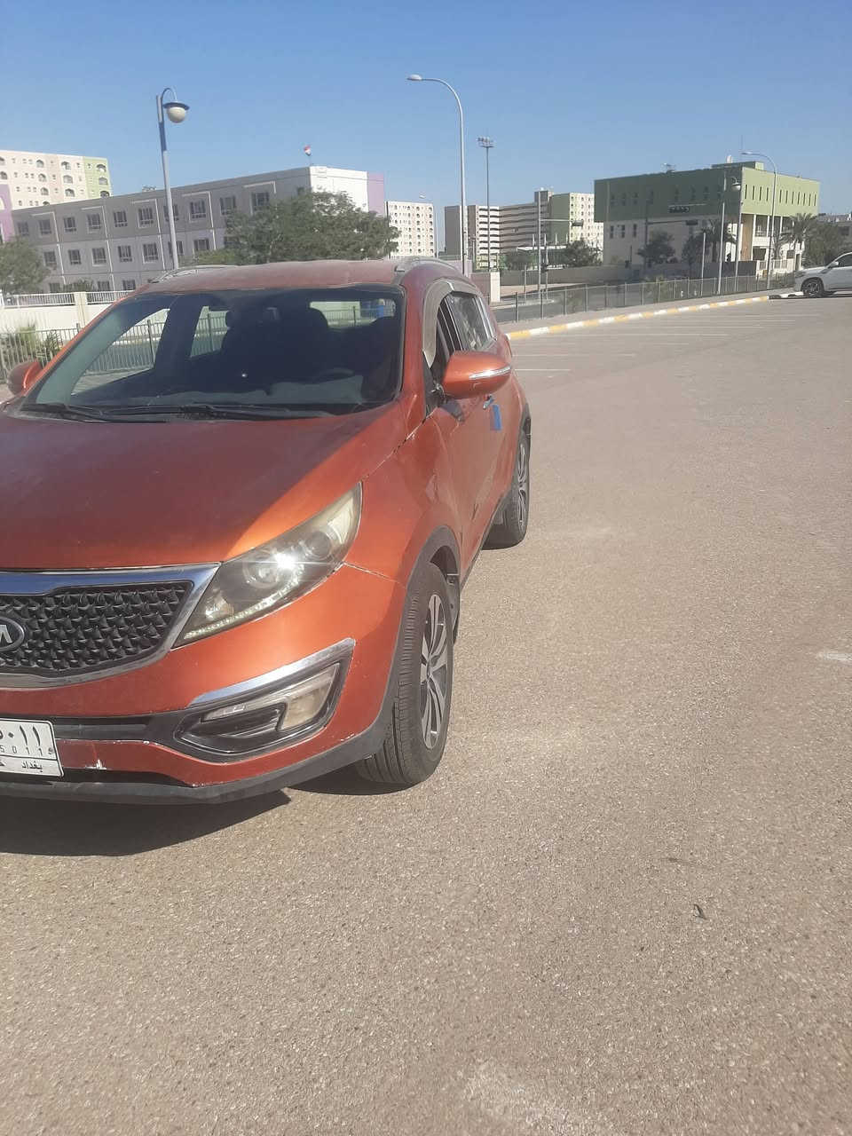 كيه سبورتج خليجية موديل ٢٠١٣محرك ٢٠٠٠دوش الاطارات بحاله جيده جدا بيها طخه بين باب السايق ومصلحه وشخط باب اليمنى الخلفي ماشيه ١٣٠ك بسمي مشروع وطني مجمع بسمايه السكني رقم ***********
