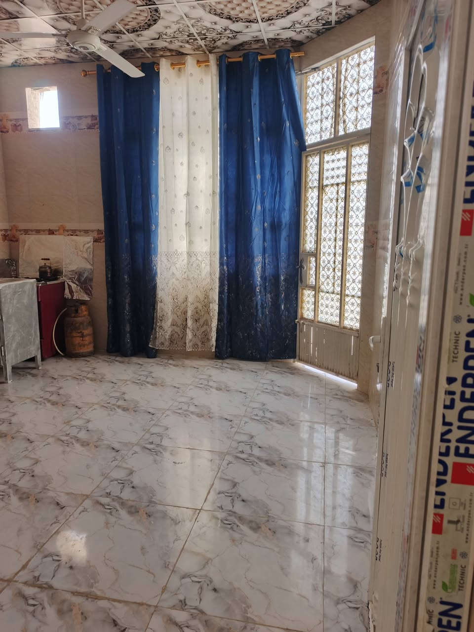 السلام عليكم بيت طابق واحد صب كونكريت للبيع مساحه ١٨٠ غرفتين وصاله طابو زراعي ٢٥ العنوان نزله زامل الجاسميه فرع ال داود بيت مابي شخط *********** السعر ٤٢ وبي مجال

