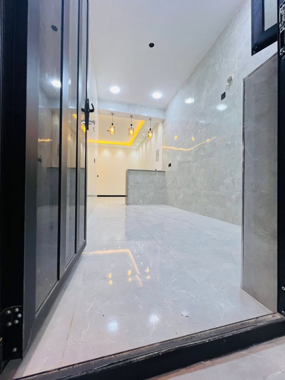 - السَلام ؏ـليڪُم ،
- بيت للبيع مساحة100 متر  طابقين
- (3 غرف نوم _صحيات عدد 2 _ مطبخ  _صالة _استقبال )

- الموقع : بغداد _ الدورة _ البعيثة  مجمع السلطان الثاني  فرع 17
- خدمات كاملة بالمنطقة
- ( كهرباء _ماء_تبليط_مدارس _ سوق)
- ☎️ للأستفسار التواصل  ع الخاص او واتساب 
***********
