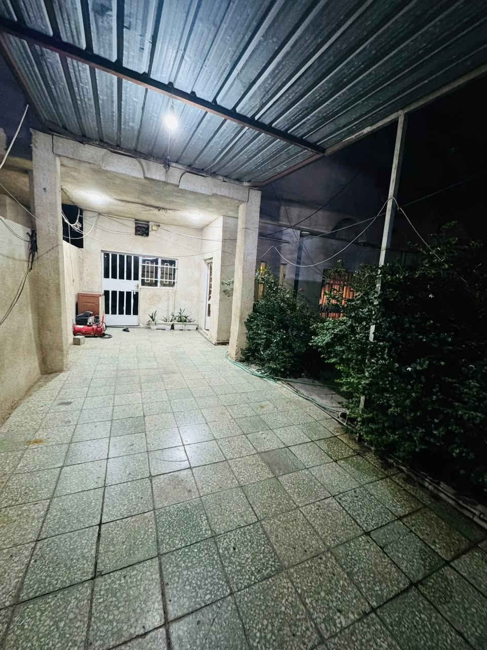 السلام عليكم
دار للبيع مساحه 200 م واجهه 10 نزال 20 
طابقين يحتوي على 4 غرف نوم جاهز للسكن 
حي الجهاد منطقة الامانه خلف الحديقه النموذجيه 
لمعرفت السعر يرجى الاتصال بلارقام التاليه 
مكتب النسيم للعقار 
***********
***********
