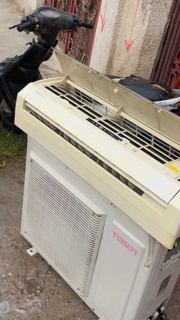 السلام وعليكم اخوان للبيع سبلت نوع توسوت الاصلي  2 طن غاز مفول وعل فحص نفخ نضافه90/100 احلى من الصور بهواي كفاله من فتحت البرغي تبريده ثلج ❄️☃️🧊+ تدفئه 🔥🐦‍🔥❤️‍🔥 كامل ملحقاته بواري جدد وايرات ريمونت حديده السبلت غازه مالت الشركه مقفول مغسول وجاهز  جيب وشد السبلت تجي تاخذة من باب بيتي وياه ضمان على الفحص كامل مكمل راديتراته صفر بعدهم التوسوت معروف بتبريده ودفعه القوي
ملاحظة : السبلت مابي فلاتر بس هاي نقص الباقي كامل 
السعر : 400 وبي مجال 
 الموقع : بغداد شارع فلسطين
للاتصال : ***********
