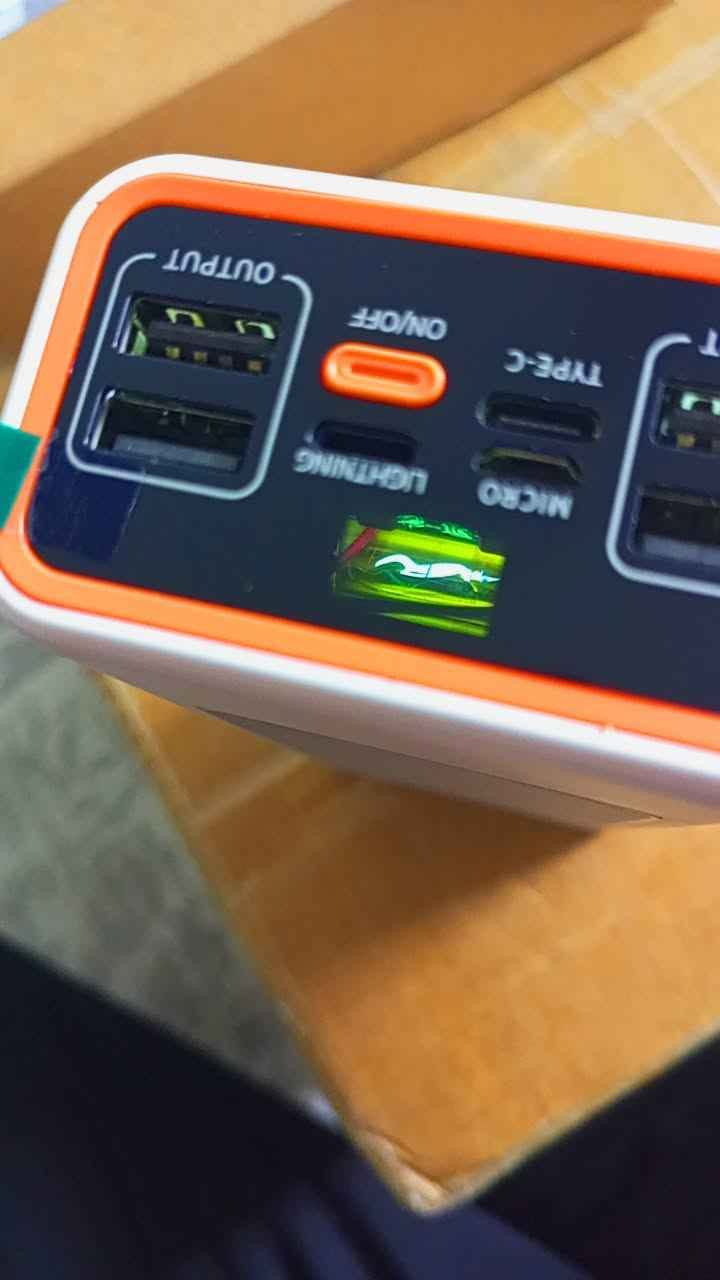 پاوەر بانک و لایت
کوالێتیەکی زۆر باش
4 شوێن USB هەیە و 1 Type-C و 1 گالاکسی
30,000 میلی ئەمپێرە
لایتەکەی شەوقێکی بەرز و 4 مۆدی هەیە
سعری 38 هەزار
*********** حلبجة, السليمانية
