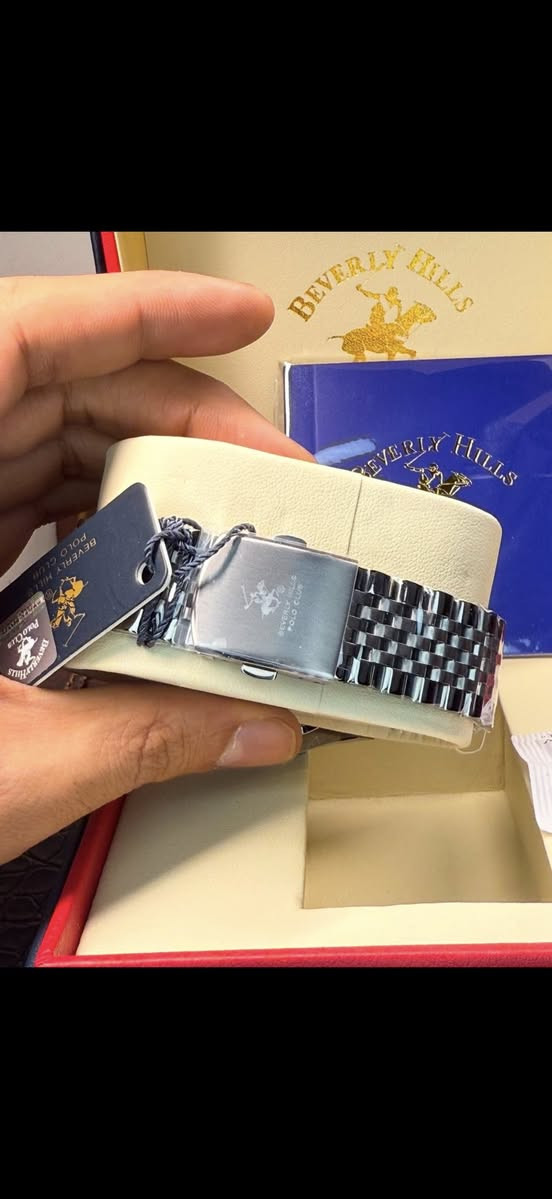 بيفرلي هيلز بولو كلوب
قطر 44 
مينه الرمادي مميزه
سعر 150 دولار
***********
