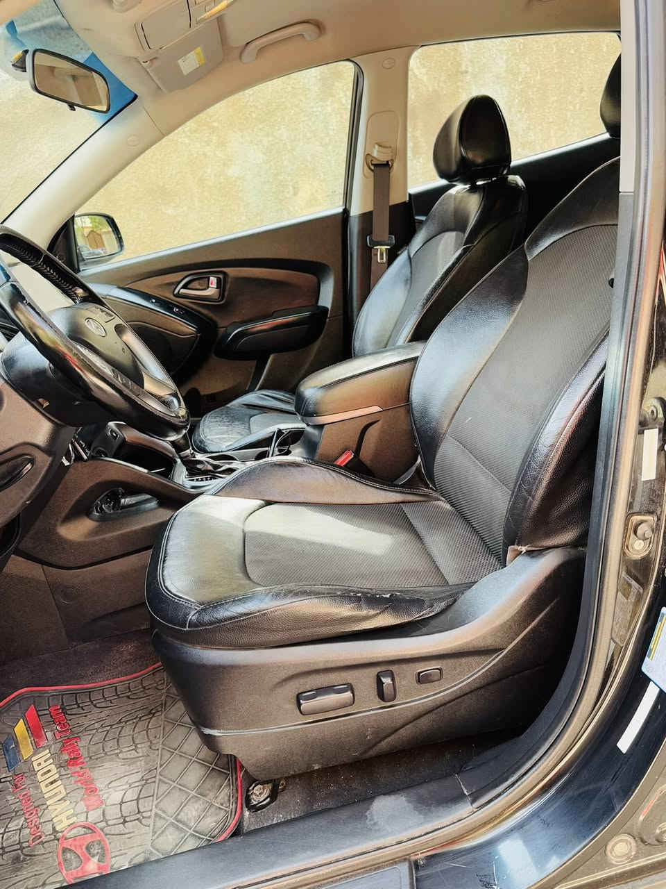 السلام عليكم
توسان 2015 وارد امريكي بيها قطعة صبغ واحدة فقط الجاملغ الخلفي والسونار مرفق بامنشور شاصي لغد كفالة بجم كبس مكينة كير خير من الله تخم تاير تخم ويل جديد جاهزة من كلشي صدر امامي خلفي جديد قبل شهر شاده

منضومة لايت زينون أصلية
ماشية 90 الف حقيقي
كشنات كهرباء
كشنات تدفئة تبريد
نضام ايكو  اقتصاد بانزين
نضام منحدرات
مثبت سرعة
تحكمات ستيرن 
مانع انزلاق
والى اخره..

السعر 124 وبيها مجالي
مكاني واسط الصويرة

***********
