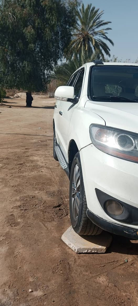 السلام عليكم هونداي سنتافي موديل2010مصبوغه عام  محرك2400 تحكم استيرن تخم تاير جديد باتري جديد سبعه راكب  مكان السياره. كربلاء طوريج الرجيبه السياره بسمي والمداور ثاني يوم   سعر السياره 125وبيه مجال
رقم الهاتف ،***********
