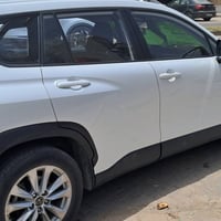 كورلا كروز٢٠٢٥ مكفولة عدا رصعة بالباب مكانها بغداد  السعر ٢٧ مليون وبي...