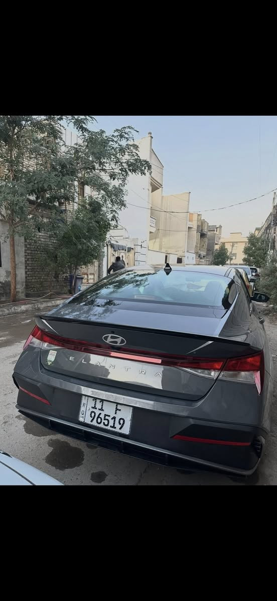 السلام عليكم 
النترا ٢٠٢٥ 
وارد امريكي الحادث مرفق بالصور 
قطعتين فقط وبس وحدة صبغ والثانية نفس اللون بالضبط وتصليحها درجة اولى شرط  ماشية ١١ الف كيلو متر مواصفات نقطة عمياء تحديد مسار رادارات تشغيل عن بعد وتلث وضعيات قيادة والمواصفات البقية المعروفة رقم بغداد بأسمي ثاني يوم تحويل شرط التحويل والسيارة مكفولة من كل شي بعد هية ٢٠٢٥ 
المكان بغداد بلديات 
السعر :١٧٠والسيارة اني مستوردها اني بشهر ال١١
الرقم ***********واتساب
ما متواجد هنا فقط اتصال
