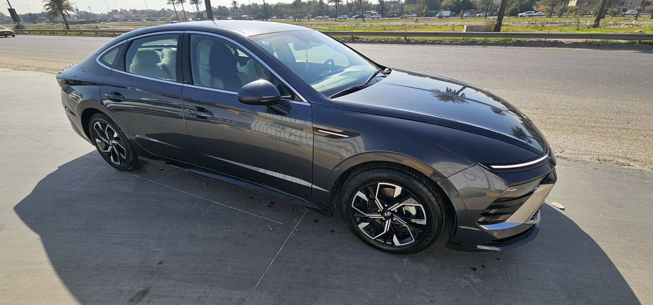 السيارة نظيفة وحالتها ممتازة. اللون الخارجي أسود أنيق والتصميم العصري يجعلها تبرز على الطريق. المقاعد مريحة ويحتوي على تقنيات متعددة مثل الكاميرا الخلفية وشاشة تحكم داخلية.