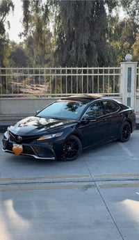 للبيع كامري xse 2022 محرك V6 اعلى مواصفات بالكامري  بصمه  تبريد قطعتين...