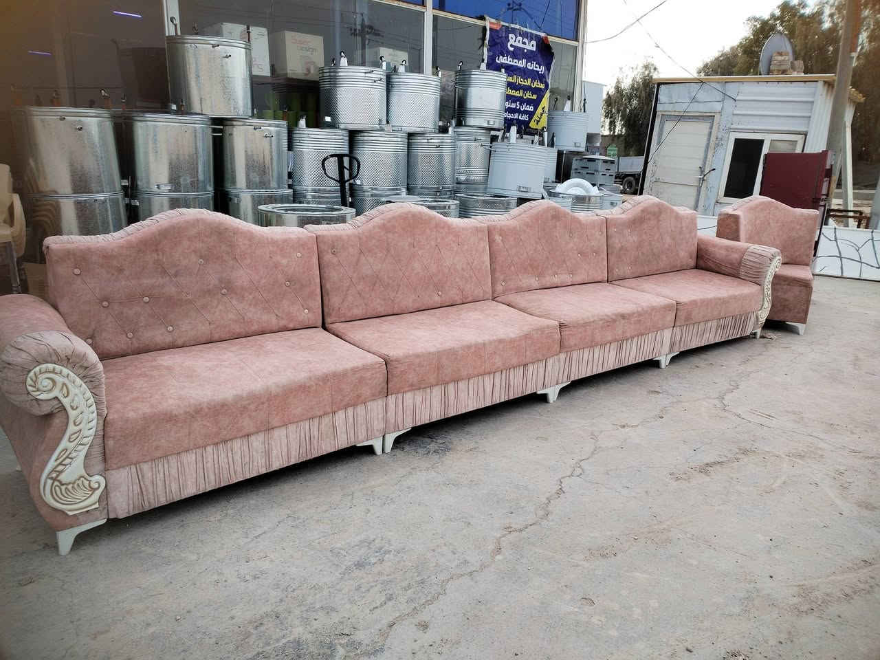 ديوان مستعمل نضيف
١٠ مقعد 
للاستفسار الاتصال على الرقم التالي ***********
***********
