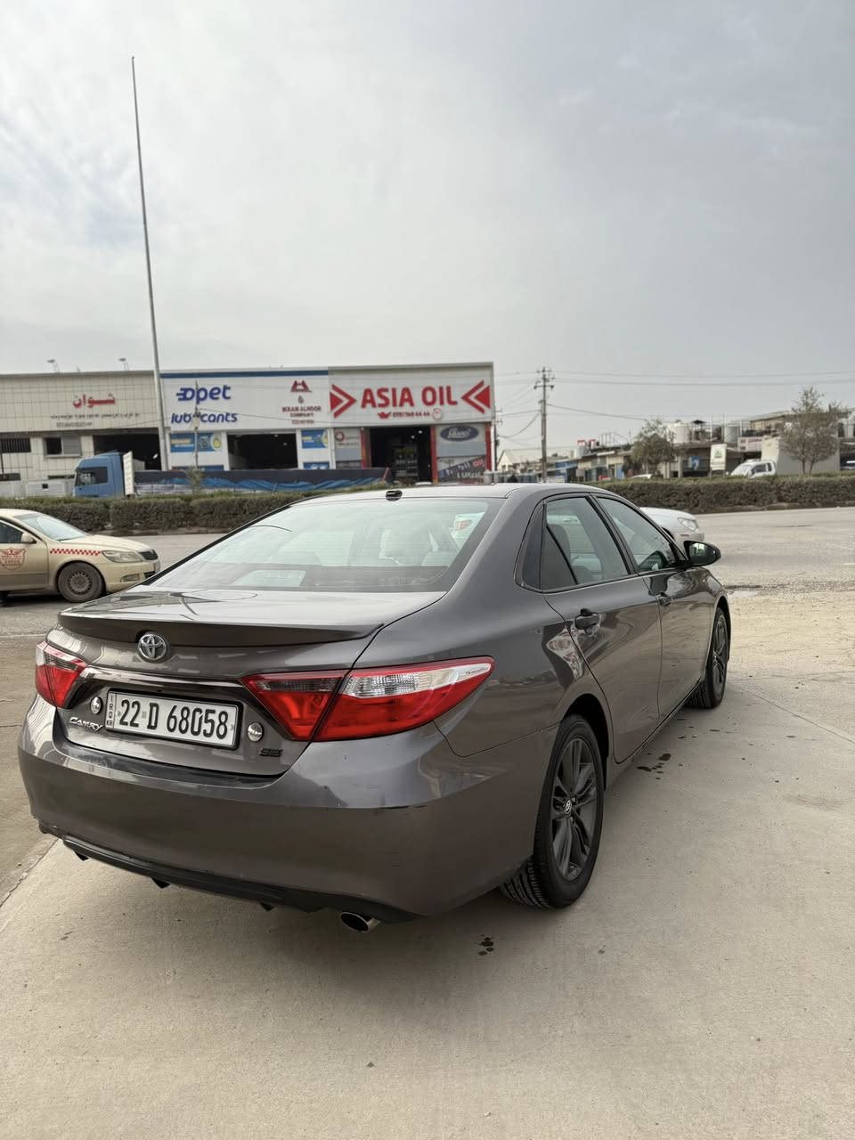 كامري وارد امريكي 2017.  SE بجم وخلف كبس بدون ايرباك
محرك 2500 تنفس طبيعي /4 سلندر 
الضرر / صفحه جهه السايق صبغ 
ماشي 97 الف مايل 
محرك كير مكفول بدون اي كلوب مشتغل بلدشبول صور ضرر مرفق بالصور 

المواصفات SE /
كرسي السائق كهرباء . كراسي ربع جلد 
تحكمات كامله . كير بالستيرن .شاشه وكامرا 
ويل كب اصلي .
السعر 173 مجال قليل
سنويه ورقم جديد لغايه ٢٠٢٩ 
تحويل وكاله جاهز. 
مكان السياره اربيل 
***********. واتس واتصال
