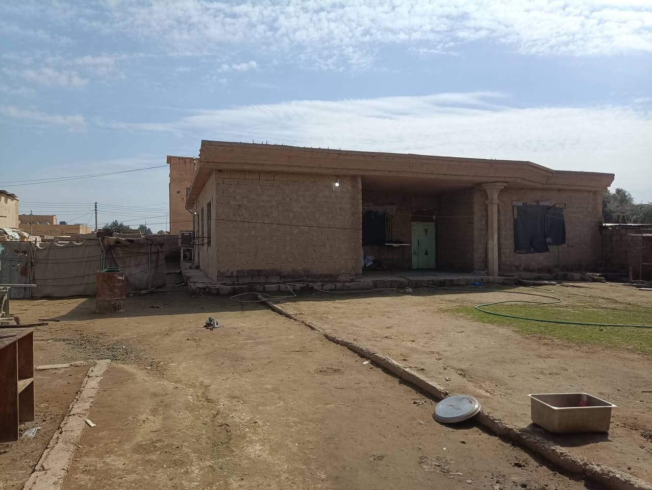 بيت اللبيع يتكون من ثلث قرف وستقبل ومطبخ المساحه سته ميت متر السعر خاص ***********
