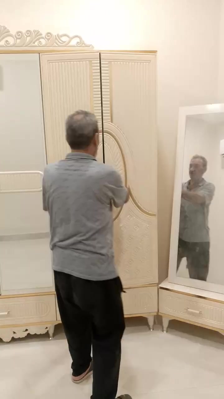 نجار لفتح وشد جميع انواع الغرف العراقية والتركيه والماليزيه وصيانتها وصبغ الابواب الخشبيه والجراجيب ونقل الأثاث ***********. واتس
