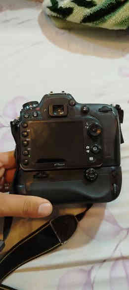السلام عليكم شباب نيكون 7100 نفس ماواضح بصوره كامره مرتبه وحلوه مكاني كوت للاستفسار  ***********8
