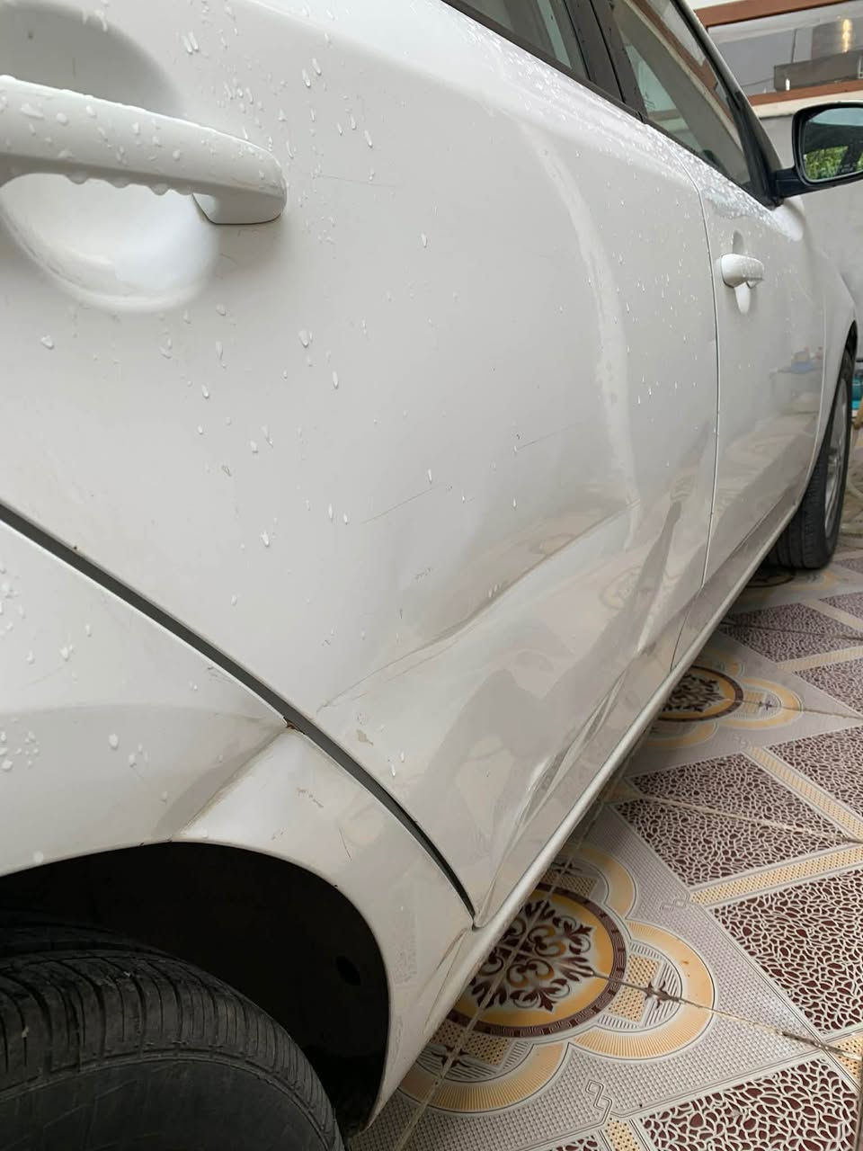 سیراتۆ ٢٠١١ تۆماتیک بێ سبوخ دوگێر ناو سۆر رەقەم و سونەوی نوێ بەناوی خۆمە 
گێرو مەکینە بە شەرت 
مەکینەی نەکرایتەوە تنها قپاخی سەری کرایتەوە 
دەرگەی دواوەی سەکنی لئخشانئکی هەیە رسمم داناوە دەسکاری نەکراوە  واتا دیارە 
لەگەل نەرمە تەزرەیەک بە چاو دیار نیە 
پشت و پئشی کەپسە 
ژم ***********
***********
سحری ٩٨ وەرەقە و مەجالئکی کەم شقلاوة, أربيل
