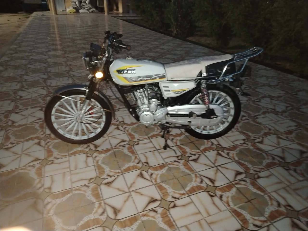 ‏📢 للبيع دراجة سونك سيفان موديل 2025 🔥
‏
‏🏍️ دراجة سونك باب أول ✨
‏✅ موديل 2025 ✨
‏✅ مكفولة كفالة عامة ✨
‏✅ حالة ممتازة جداً وما تحتاج أي مصروف ✨
‏✅ محرك قوي وأداء عالي ✨
‏✅ نظيفة جداً وجاهزة للاستخدام ✨
‏
‏📍 الموقع: ديالى – الخالص – التحويلة
‏
‏الدراجة فرصة للشراية، نظافة وكفالة وراحة بال، مناسبة للاستخدام اليومي . ✨
‏
‏📞 للاستفسار والمراسلة على الواتساب.
‏📞 (***********) ✨
‏
‏🔥 لا تعوض.. والبيع للشراي فقط 🔥
