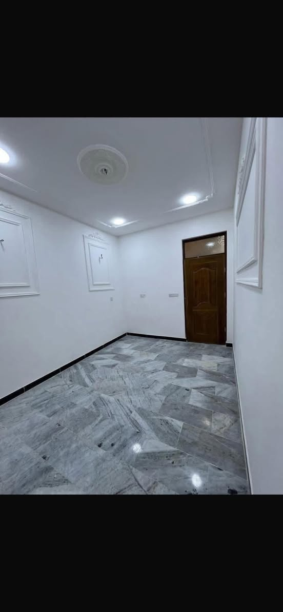 مشتمل #للبيع المساحة ٣٨م واقع حال ٤٨ م
الواجهة ٥.٤٠   /النزال ٩
مدخلين 
يحتوي على #استقبال#مطبخ #٢غرف نوم
حالياً مؤجر
الموقع 📍الشعب حي التجار مقابيل جامعه الامام الكاظم 
للأستفسار آكثر الأتصال على الأرقام ***********
القريشي  للوساطة العقارية
