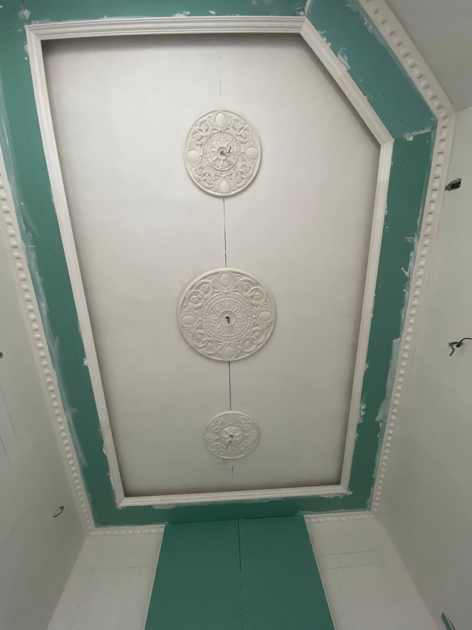 السلام عليكم 
متوفر كادر عمل السحب المغربي والجبس مبورد والصبغ وكافه الديكورات الداخليه والنقش الملكي والديكورات المودرن والكلاسك والجبس مبورد  بأنسب الاسعار للاتصال والاستفسار ***********
