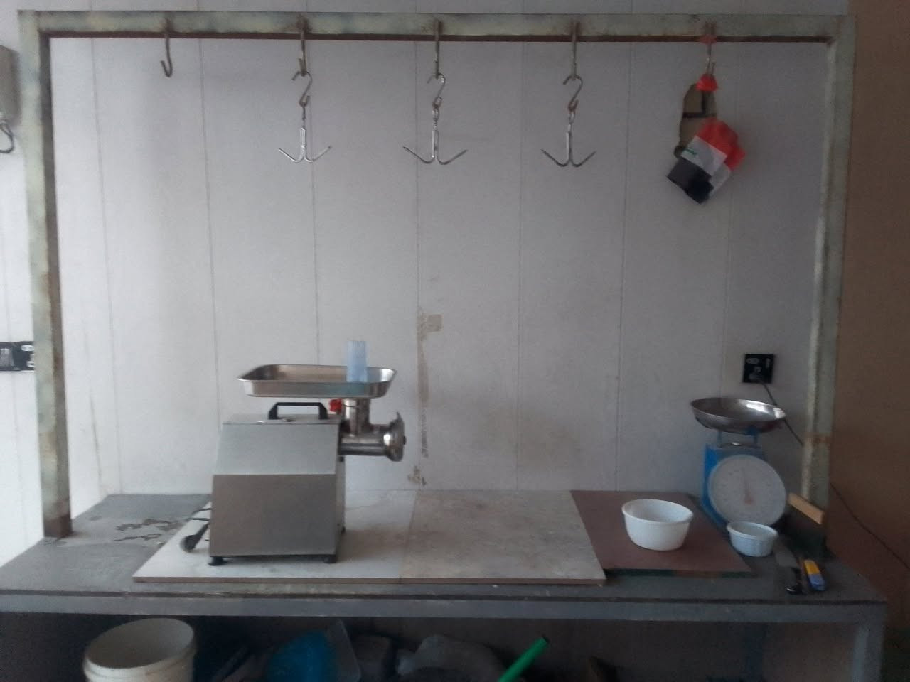 للبيع ادوات مطعم للبيع 
مفرمة لحم المانية اصلية حجم 22 السعر 250 الف
بوجه شواء كاملة مفرغة ومنقلة وباور هواء 250 الف
مجمدة حجم 14 قدم 100 الف
ميز حديد 2 متر مجهز بجناكيل تعليك اللحم 100 الف
سنك مرمى 75 الف 
للاستفسار كربلاء البوبيات 
*********** 
والاسعار بيهه تخفيض للشراي
