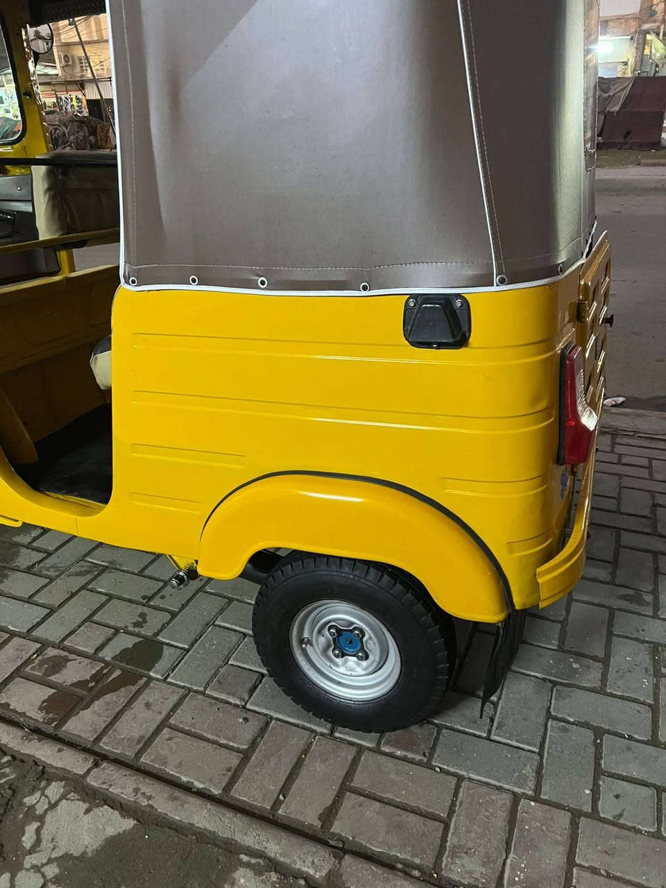 سلام عليكم شباب تكتك البيع موديل 19شهر 12 تكتك بلاديه معمره دوسه الوره رقم بغداد تحويل ثاني يوم مكاني مدينه الصدر ***********
