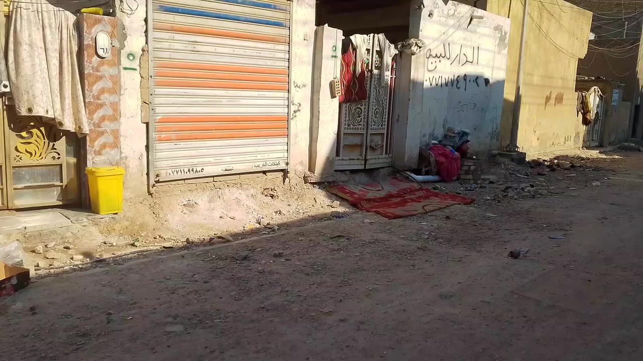 دار للبيع
حي نصر شارع السوق قرب ياسين المصور 
مساحة البيت 110
السعر 45 وبي مجال 
الشارع مكصوص تبليط جديد 
استفسار ‏‪***********‬‏  .
‏‪***********‬‏
