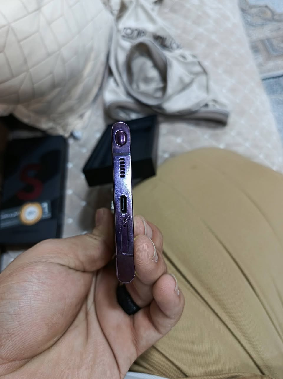 يلمس ومرات يعلك بس بل قلم ماله علاقه عادي لمسه طبيعي
وكارتونه موجوده سعر 250 بي مجال قليل حك الجيه
مكاني بغداد الحريه سايدين مال زين العابدين ***********
