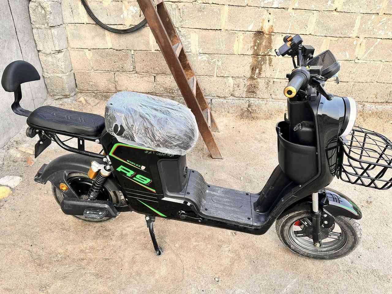 دراجه شحن R9موديل 26 البيع جديده استعمالها 15 يوم فقط 
سرعتها 109 سرعه الحقيقيه 80 الى 85
موصفاتها 4 نمر شغله سويج وبصمه وكارت 
تحتوي ع 5 بطاريات بريك امامي وخلفي بل البكان دبل اشاره 
كهربايات شغله كامله 
بيها فقط طخه بل الكفرات صفح زلق بصيط 
تتحمل  وزن 150 
سعر 600 وبي مجال 
مامتعوبه منل البيات المحل 
العنوان البصره الهارثه 
التواصل ***********  وتساب وتصال شريحه شغال
