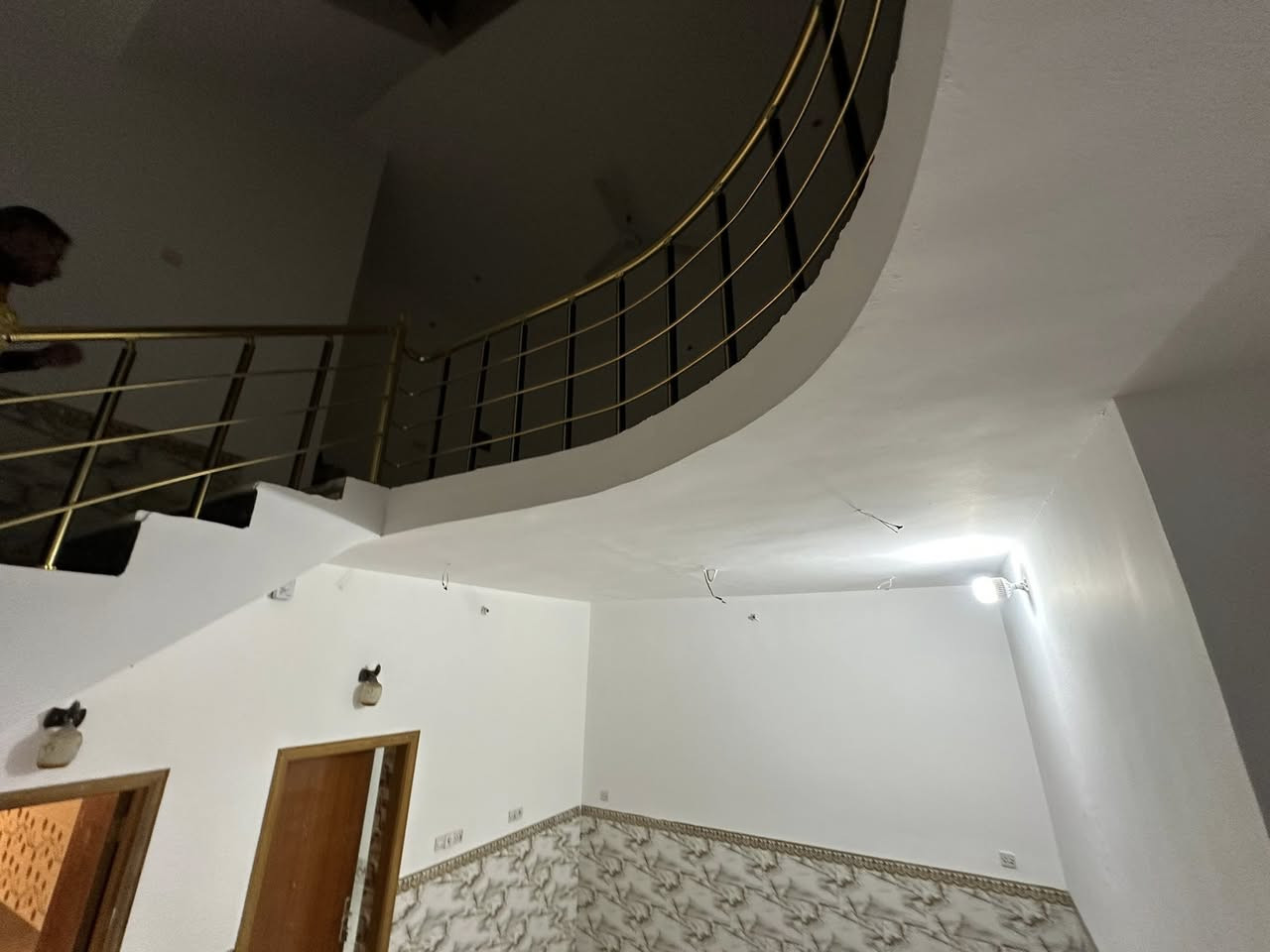 دار سكن طابو صرف  🏡

📍 حي الأمين الأولى –

📐 المساحة: 125 م²
🏗 البناء: حديث – كونكريت
🏠 طابقين

تفاصيل الطابق الأول:
• غرفة 
• صالة
• استقبال
• مطبخ
• حمامات 🛁 منور
طارمة 
الطابق الثاني:
• غرفة نوم
حمام 
• صالة
سطح 
السعر 145
📞 للاستفسار: ***********
🏢 مكتب الدناني للعقار
