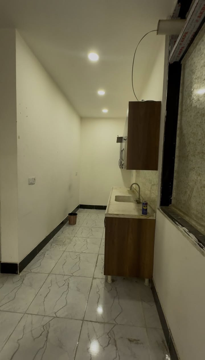 شقه الطابق الأرضي للأيجار 
- مؤثث جزئياً -
الجنينه -  قرب السوق 📍  
( مؤثثه من سبالت ومطبخ )
المساحه :  110 م 
يحتوي على :  2 غرف + صاله + مطبخ +  صحيات
المواصفات :بناء حديث + موقع جداً مميز + واجهه مرمر + ماء وكهرباء مجاني

سعر الأيجار : 750 الف قفل 
للتواصل : 
***********
***********
