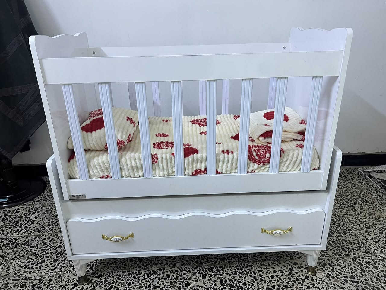 جرباية طفل نظيفة جداً جداً 
الطول 100
العرض 55
هية ودوشكها سوية وبيها جرار خزن جبير
استعملتها وقت قليل جداً يعني تُعتبر جديدة
اريدها ب 80 وبيها مجال 
مكاني بغداد الشعب
 ***********
