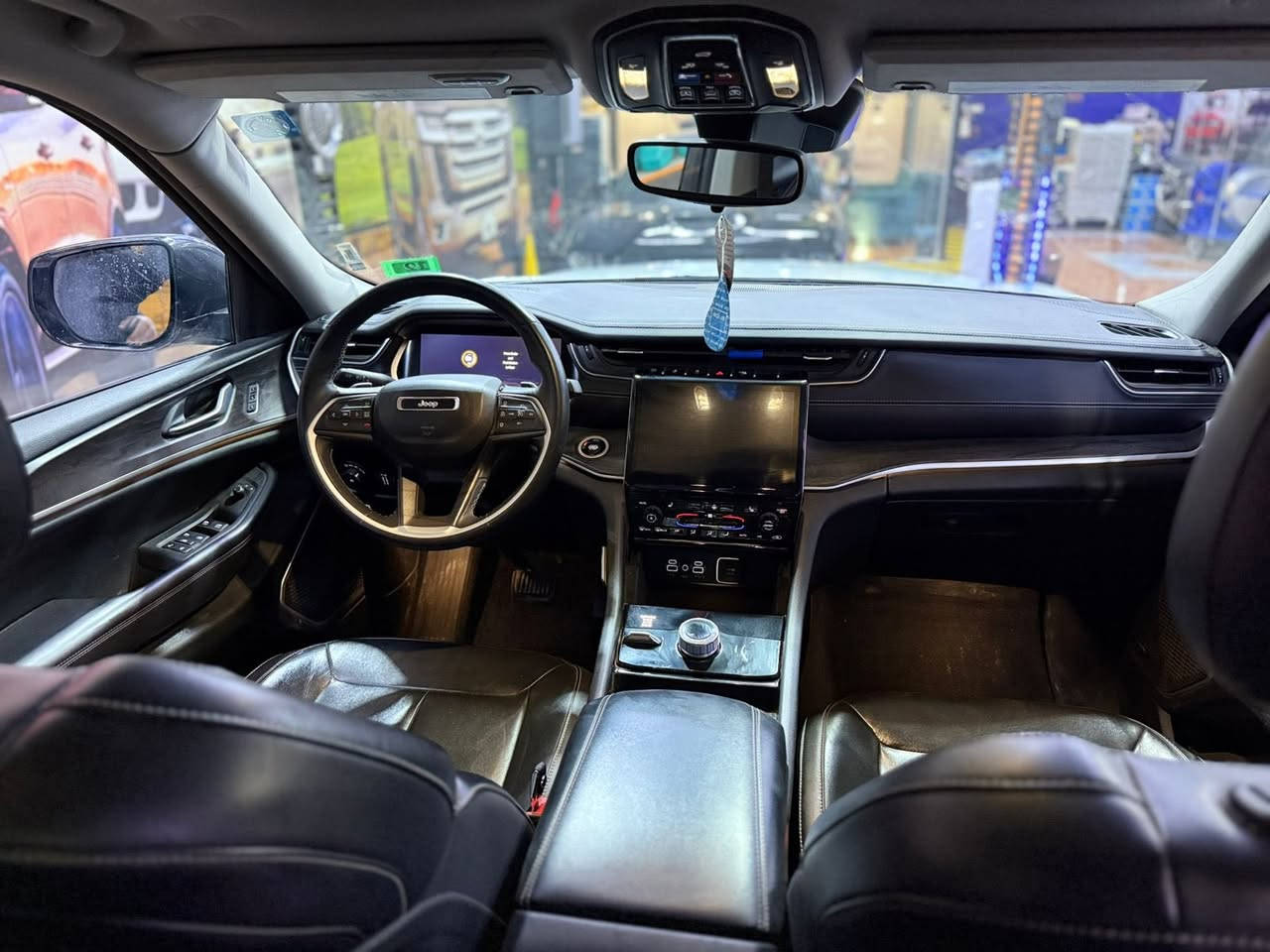 السلام  عليكم 
بعد اذن  الادمن  المحترم 
للبيع  فقط  ✍🏻✍🏻
كراند شيروكي لمتدد  فوول الشكل الجديد L
مرقم بغداد سنويه باسمي 
موديل2022
وارد امريكي جاملغ مبدل وجاملغ خلفي بارد مع شبر من الباب هم بارد
 
السعر285$$ بيه  مجال  

المحرك : V6.  3.6L . 
العداد :  50  الف قابل للزياده
المواصفات :
 دفع رباعي 4x4 . 
* رادار امامي مع مانع تصادم . * تحذير الخروج عن المسار . 
* تحذير النقطة عمياء  .* ويل قياس 20 انج .
* سقف بانوراما . 
*دشبول دجتل مع شاشه بمواصفات عاليه
* شاشه كبيرة 10.1 انج . 
* نظام الخرائط (GPS) .* كاميرا داخلية محيطيه  360 درجه  . 
* كاميرا خلفية . * المصابيح الأمامية زنون .
* كشافات الضباب زنون .     * تشغيل عن بعد .
* صندوق كهربائي .*شفتات بالستيرن.
*الگير ماوس مع وضعيات قياده متعدده.
* مقصورة الركاب من الجلد الفاخر .*تطعيم الدشبول والابواب صاج ملكي.
* حفظ وضعيات الجلوس (ميموري) . * المقاعد الأمامية كهربائية .
* المقاعد الأمامية تدفئة . وخلفيه هم تدفئه
 *سايد بريك بصمه.
*فول تحكمات ستيرن امامي خلفي.
* سستم صوت Alpine . 
 انارة داخلية LED . * حساسات خلفية . 
* 7 راكب .
 مكيف خلفي   3  قطع مع وحدة تحكم منفصلة . * تدفئة ستيرن . 
 مرايا متحسسه للضوء العالي . * مانع تصادم خلفي .
 بلوتوث تلفون . * محدد سرعة . 
 نظام التشغيل والاطفاء الاوتوماتيكي ( Auto Start System ) .

*وبقية المواصفات معروفه 
مرقمه بغداد سنويه باسمي
  
    
"285 بيه  مجال بسيط تم تنزيل السعر 
ماكو هيج سعر بتاريخ الجيب
   
***********
