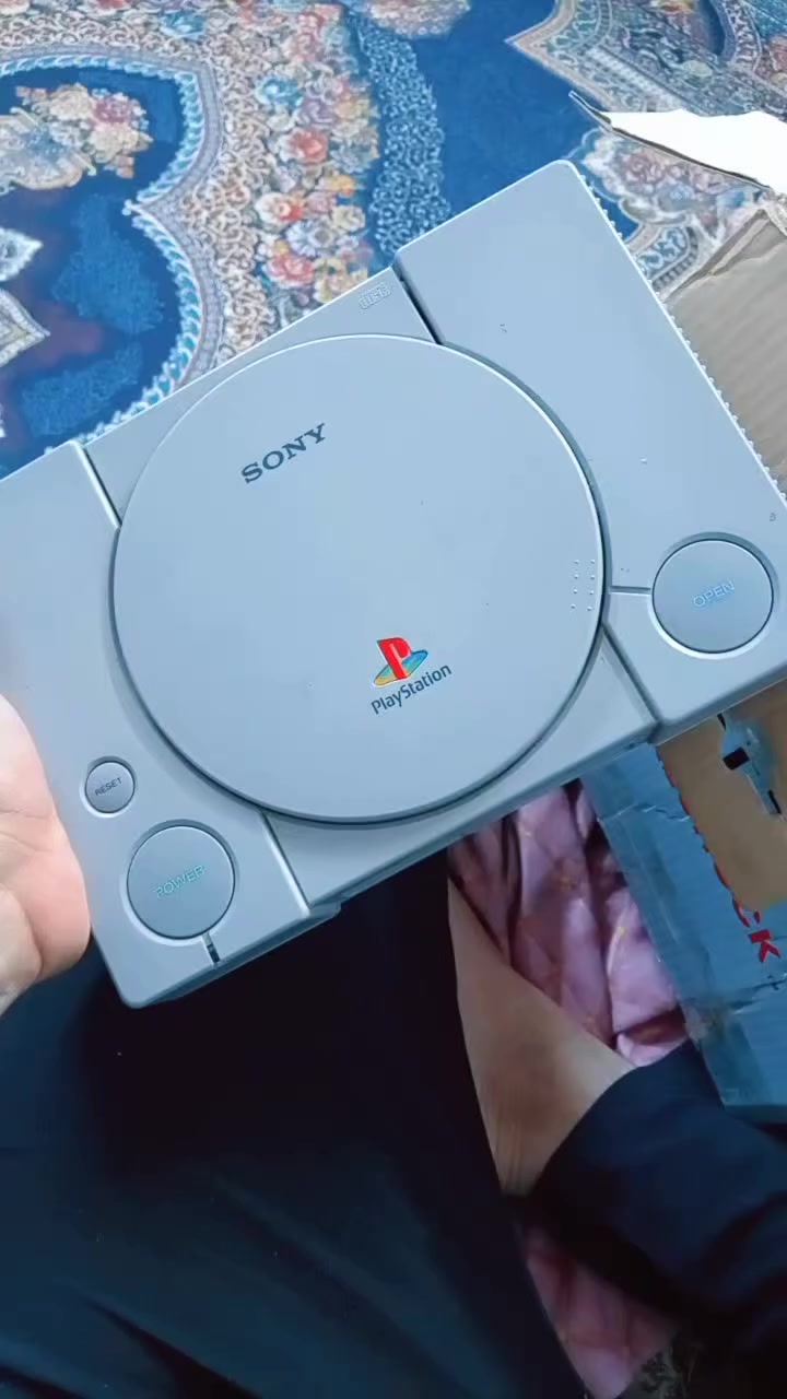 سلام عليكم بلي1 نظيف معه كارتونه و جوزتك عدد2 البلي شغال ناقصه بس قراص لينو اني عندي قرص واحد قديم كلش ف مشتغل قطعه نظيفه جيل الطيبين قيم واخذه بما يرضي الله هاذ رقمي ***********
