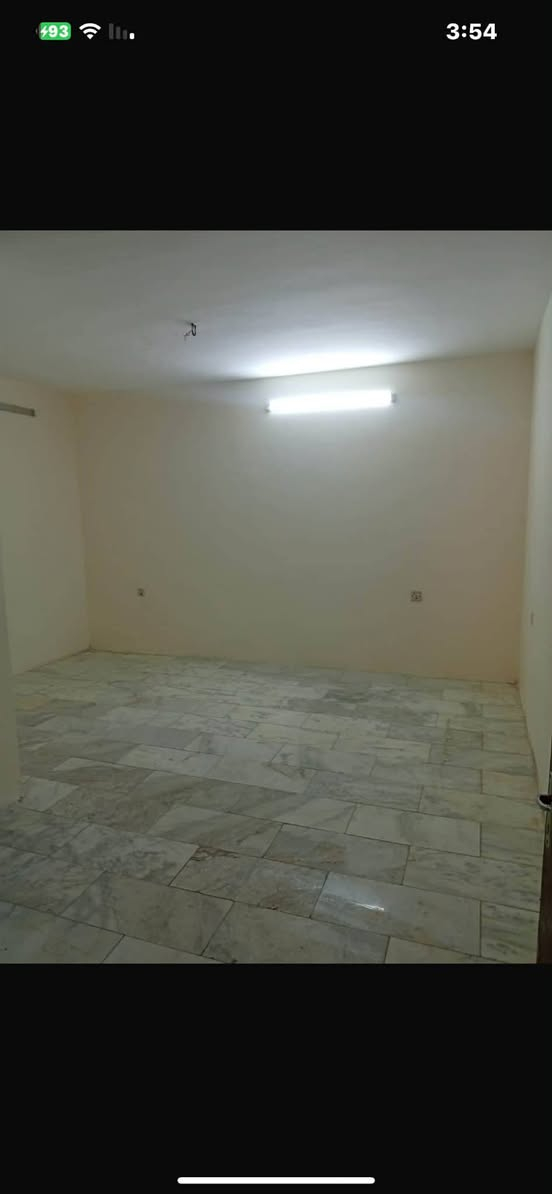 🛑 للأيجار في حي الجامعه
شقه طابق اول معزوله تماما 
المكان قرب الخط السريع من جهة أسواق العاني
 يتكون من📌 غرفة كبيرة📌 وصالة ومطبخ امريكي وحمام ومنور.
بدل الأيجار 525 قفل
مطلوب عائله زغيره مو اكثر من 3 نفرات
للأستفسار أكثر واتساب ***********
