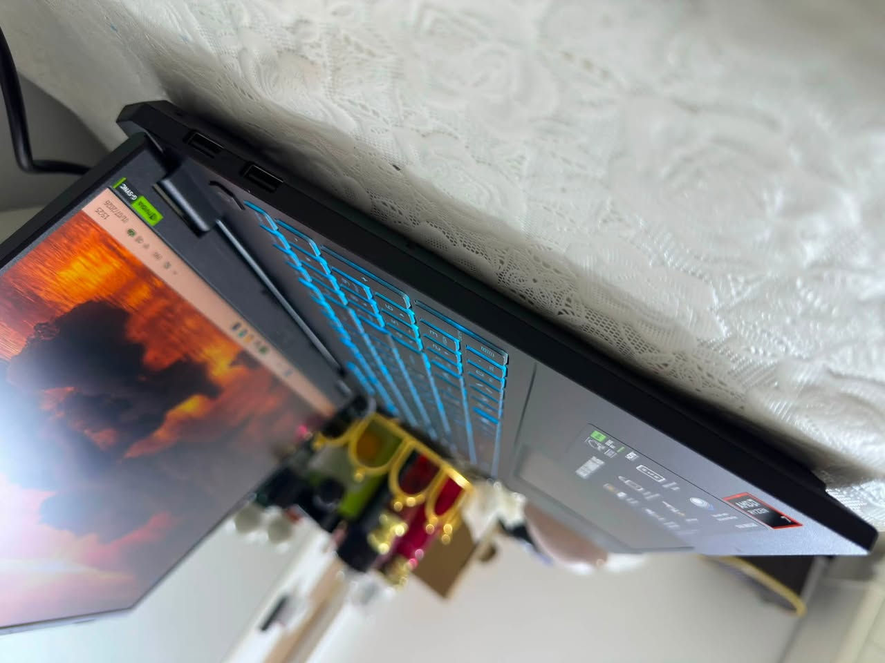 ASUS TUF Gaming A16: FA608UM)
المعالج (CPU)
النوع: AMD Ryzen 7 260 w/ Radeon 780M Graphics
السرعة الأساسية: 3.80 GHz
مع تيربو
كروت الشاشة (Graphics Cards)
الكرت المنفصلNVIDIA GeForc RTX 5060 Laptop GPU بسعة 8 جيجابايت (GDDR6).✅
الكرت المدمج (لتوفير الطاقة): AMD Radeon 780M Graphics.
السعه16 كيكا✅
الذاكرة العشوائية (RAM)
السعة: 32.0 جيجابايت ✅
النوع: DDR5 (قابل للترقية والزيادة).
السرعة: 5600 MT/s.✅
التخزين (Storage)✅
السعة الإجمالية SSD NVMe بمساحة 1 تيرابايت✅
الشاشة والمميزات الخارجي
معدل التحديث: 165Hz مع زمن استجابة سريع 3ms (ممتازة جداً للألعاب التنافسية)
حجم 16 انج✅
الدقه :2k✅
نوع اللوحة: IPS-level display لتقديم زوايا رؤية وألوان دقيقة.
الأمان: كاميرا تحتوى على مستشعر الأشعة تحت الحمراء (IR Camera) لدعم خاصية التعرف على الوجه Windows Hello.
الشحن: يدعم الشحن السريع عبر منفذ Type-C بقدرة تصل إلى 100W PD (بجانب الشاحن الأساسي بقوة 240W).
التبريد: نظام تبريد متطور بفتحات كاملة مع الجيل الثاني من مراوح Arc Flow Fans.
الاتصال اللاسلكي: يدعم تقنية Wi-Fi 6E السريعة.
السعر :2 مليون ✅
العنوان بغداد
***********
