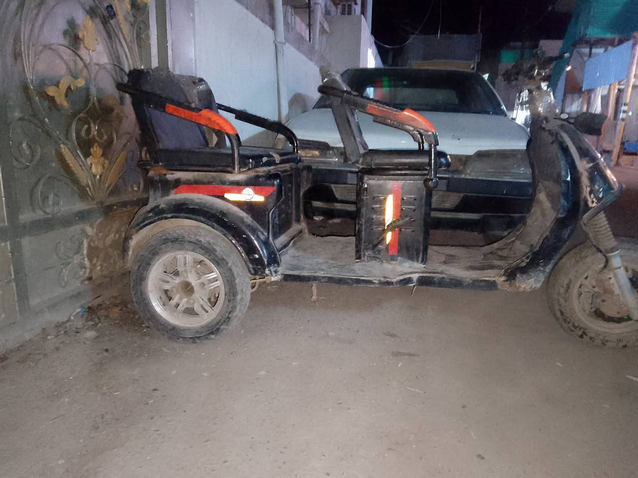 دراجه شحن نفرين ليوره للبيع ب300 بيه باتري منفوخ اذا يتبدل صير سريعه مكاني بغداد ‏‪0787 584 8944‬‏
