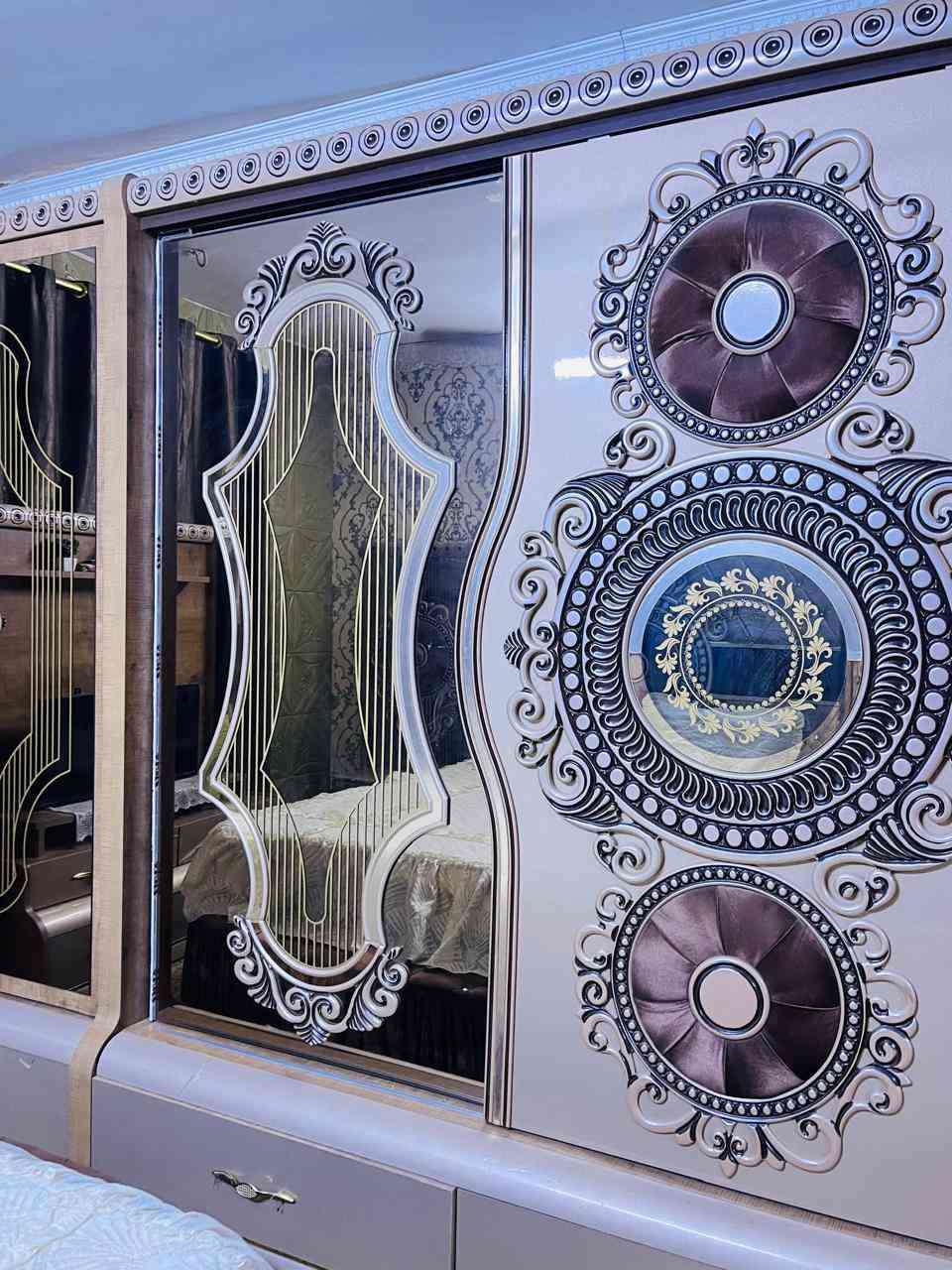 السلام عليكم غرفه تركيه للبيع نضيفه تحتوي على 11 قطعه مع الوصل العنوان بغداد رقمي  ***********
