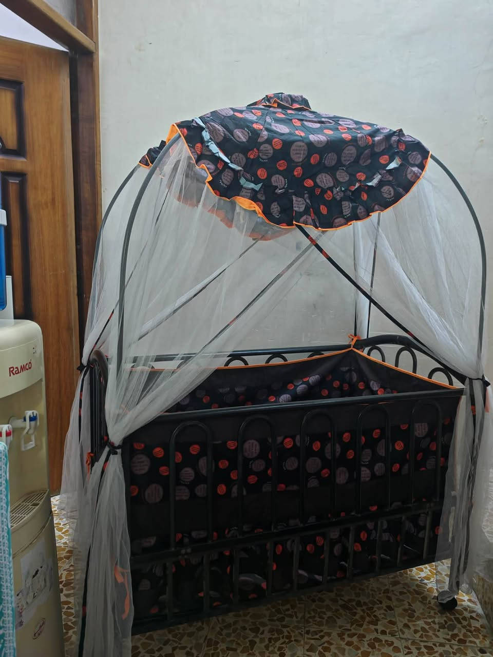 تخت اطفال +أُرجوحة، نضيف مثل الجديد 
يجي معاه مطرح اسفنح اصلي 
السعر 80 فقط.. 
للتواصل، علق واراسلك 
او على واتساب ***********
