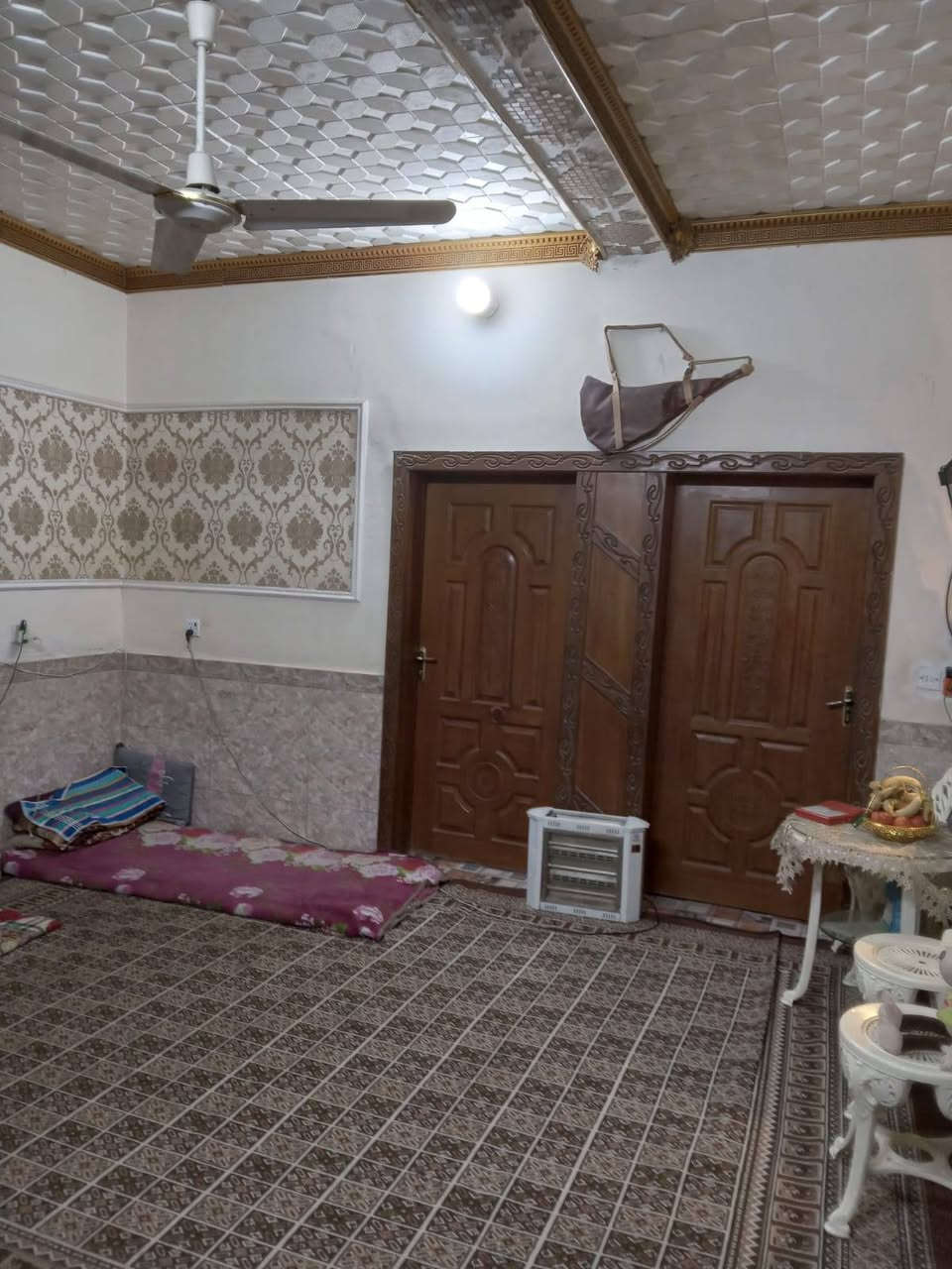 السلام عليكم 
بيت 200 متر طابقين مطلوب 100 مليون للمصرف العقاري وبليد 60 عدا الطلب في الديوانية حي الزيتون شارع 15 قرب المدارس الجدد
***********
