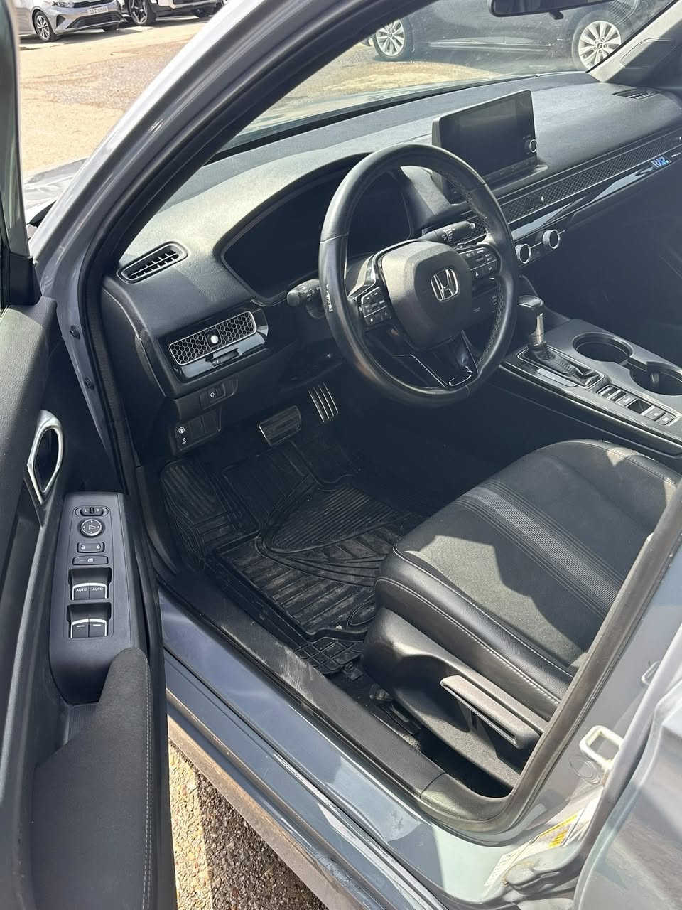 للبيع  

هوندا سيفيك 2024 سبورت

لون سمنتي مميز

بصمة

موديل 2024 

محرك 2000 

شاشة وسطية 

تحكم ستيرن 

هاند بريك دكمة 

نظام قيادة متعدد 

كاميرا خلفية دوارة 

دخول ذكي 

عزل تام 

نظام ملاحة 

نظام بلوتوث + USB 

ضررها بنيد وجاملغ والباب خلف السايق صبغ 

كير محرك وصدر تخبل السيارة 

ماشية ب خمسينات 

رقم الشاصي من ضمن الصور بس اكتبه ع گوگل ينطيك صور الحادث 

للاستفسار الاتصال على 

***********

***********
