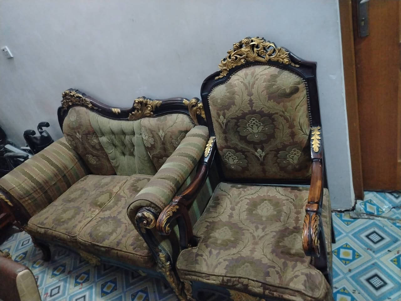 السلام عليكم ورحمة الله وبركاته
تخم قنفات نضيف للبيع معى ميز طعام وملحقاته السعر ٣٥٠ الف التواصل عبر الواتساب ***********
