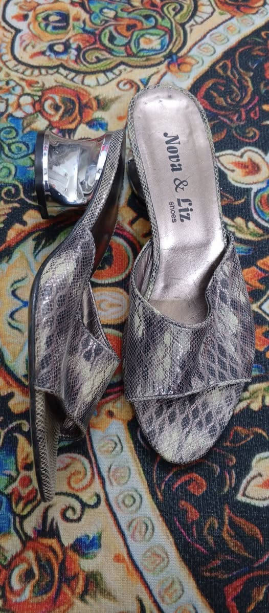 بنات على خمسة الواحد الاسود ٣٧و٣٧ الوردي ٣٩ جلد الحية جديد ٣٧ صناعة تركية بس الوردي هندي ونظيفات


**إذا كنت صاحب هذا الإعلان وتريد حذفه لأي سبب، رجاءا أرسل رسالة إلى الدعم الفني**