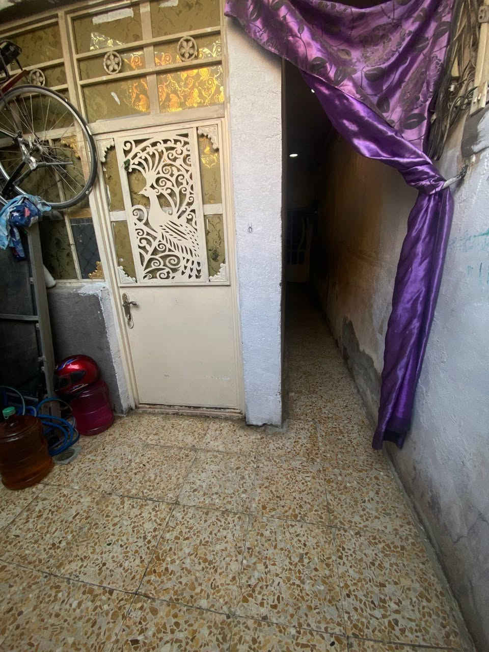 السلام عليكم..
نصف قطعة للبيع (شرك)
 قطاع 21 - 
 من جهة مدرسة حيدر يسر
 طابق ونص 
 ترميم جديد 
 نص صب ونص أعكادة 
غرفة بالطابق العلوي 
 للاستفسار: ***********
