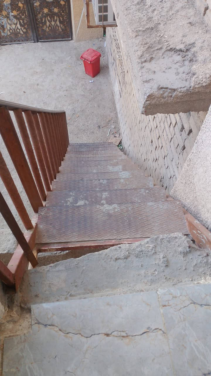 ياالله اللهم صلى على محمدوال محمد..سلام عليكم دارللبيع مساحه100متر...5×20 ملك زراعي سند25 .مربع الاول.البيت طابقين معزول بناء بلوك كهرباء ماء مجاري .الطابق الارضي. طرمه+ استقبال +مطبخ+ خدمات +غرفة نوم +ترك + يحتاج تبديل سيراميك الارضيه فقط فقط الطابق الثاني درج خارجي معزول استقبال+ غرفة نوم اطفال مطبخ .خدمات +غرفة نوم .بيتونه بيه خزن +سطحين .العنوان سريدات المربع الاول شارع ابوعناد بيع مستعجل 
السعر 107.شراي اخليك على راسي .الهاتف***********.واتس اب ماسنجر
