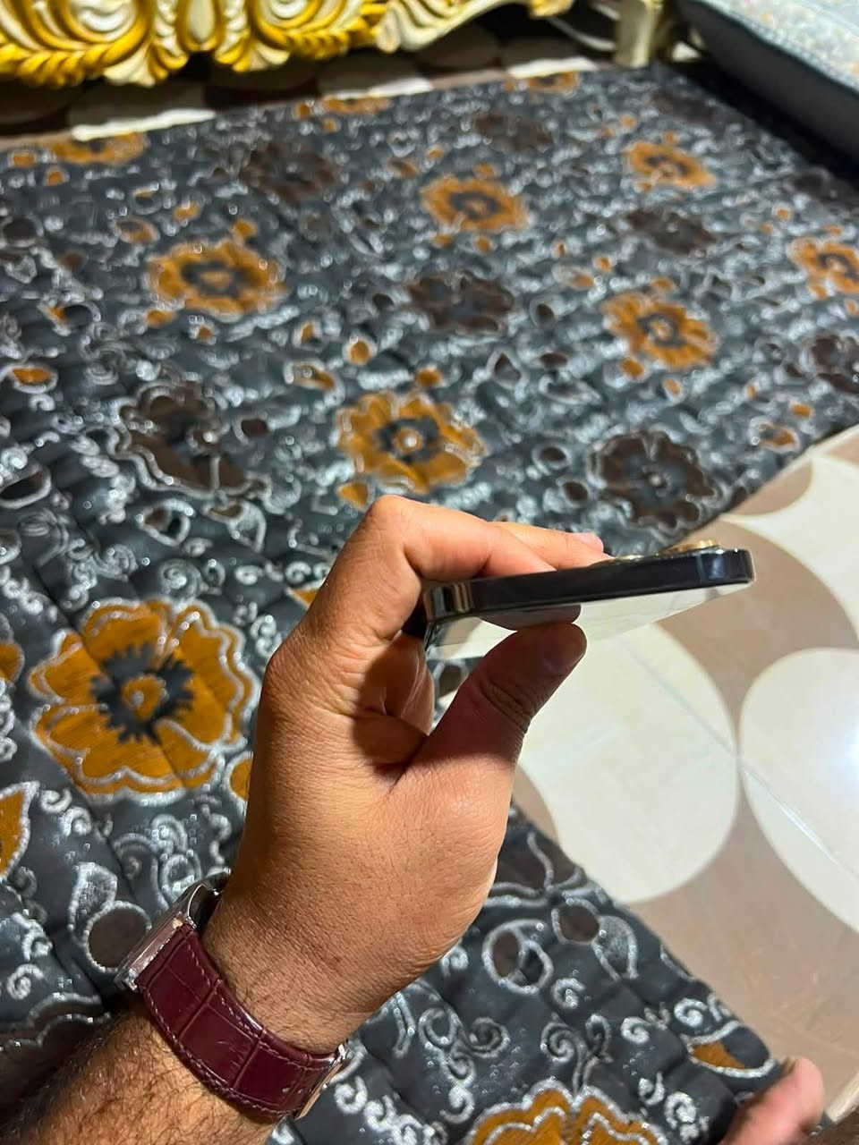 السلام عليكم عندي آيفون ١٢ برو ماكس ما مفتوح  ذاكره 512 اريد اراوس ١٣ وانطي فرق.  او بيع ب ٥٠٠ قفل جهاز نضيف حيل او بيع قفل ٥٠٠ قفل ***********
