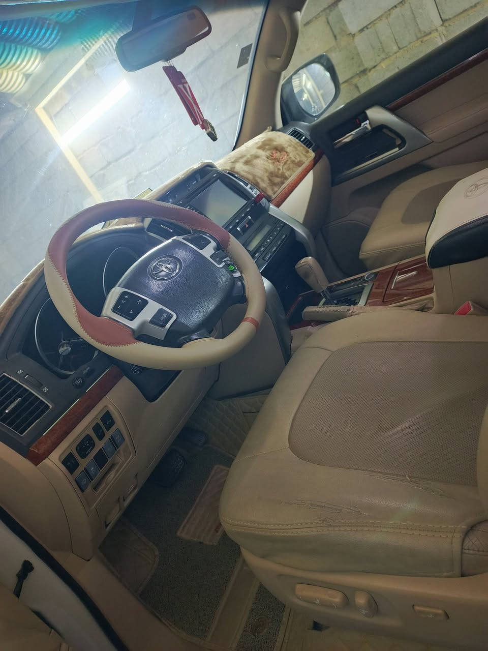 السلام عليكم لاندكروز موديل 2012 فول مواصفات 1/1 فئة في اكس ار مكفوله من صبق وظربه محرك وكير مكفولات حجم 8 سلندر 4600 رقم بغداد انكليزي تحويل ثاني يوم السعر 38 وبيها مجال الاتصال ***********/***********
