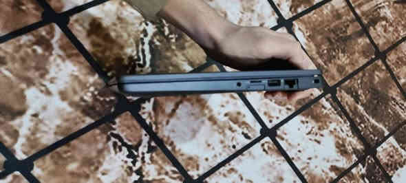 السلام عليكم لابتوب ديل 5300معالج كور اي5 الجيل 8 
الهارد 256ssd
رام16  
كرت الشاشه 4شير داخل 
حجم الشاشه 13.3
يشغل ببجي 90افريم 
ويشغل ماين كرافت يعني لابتوب زين 
لابتوب نضيف 95%
ملاحظة بسيطه عندك الشاشه بيها خط اصغير بس ما مأثر على الشاشه وتجي وتفحص على راحتك 
يجي ويا شاحنه الاصليه مالته ويجي ويا الجنطه ويجي ويا ماوس 
ودقة الشاشه كلش زينه 
سعره 225روح ودور بل سوك ماكو هيج سعر 
مكاني بصره صبخة العرب 
رقم***********
