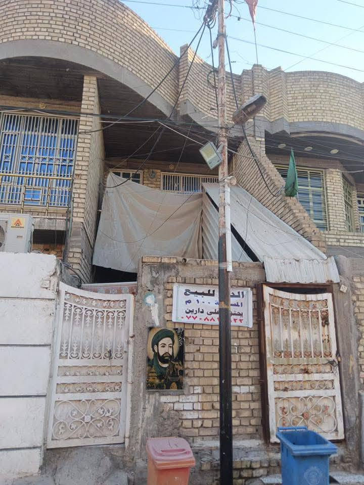 السلام عليكم بيت للبيع 100متر بناء حديث يحتوي على دارين مفصولات دار طابق اول ودار طابق ثاني وسطح  الطابق الاول 1( كراج وخدمات +اسقبال مفصول+ صاله ومطبخ +حمام+غرفه)
الطابق الثاني2(بلكونه+استقبال+صالة ومطبخ+حمام+تواليت+غرفه)في الاورفلي ثاني استداره جهة العماره البرتقاليه فرع ازياء صادق الحسيناوي واجة 4 نزال 25 البيت طابو صرف  للأستفسار ***********
