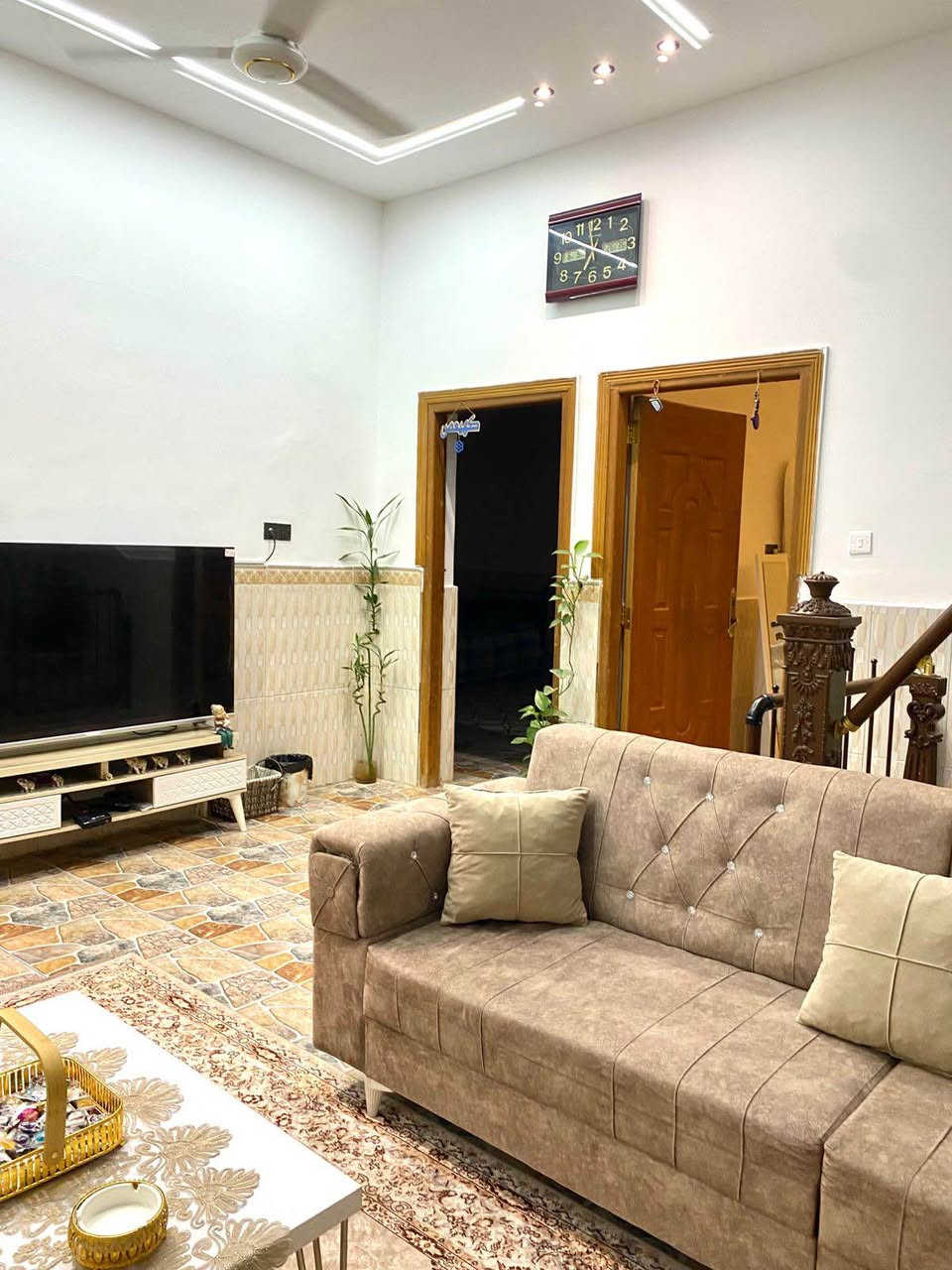 بيت طابقين  للبيع  في البصره  الامن الداخلي المنطقه الجديده قريب جدا جدا ع شارع القائد مساحه ٢٠٠ م طابقين يتكون من 5 غرف نوم و ديوانية كبيره جدا و حمام و تواليت عدد 3 مطبخ حار و بارد كراج سياره درج دائري صاله كبيره عدد 2   البيت كله سقوف جبس بورد وانارة حديثة السعر ٢٨٥ مليون الاتصال *********** البصرة, العراق
